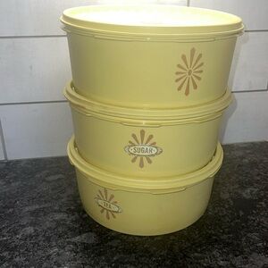 Set the of 3 Vintage yellow canisters by Tupperware.  Excellent condition
